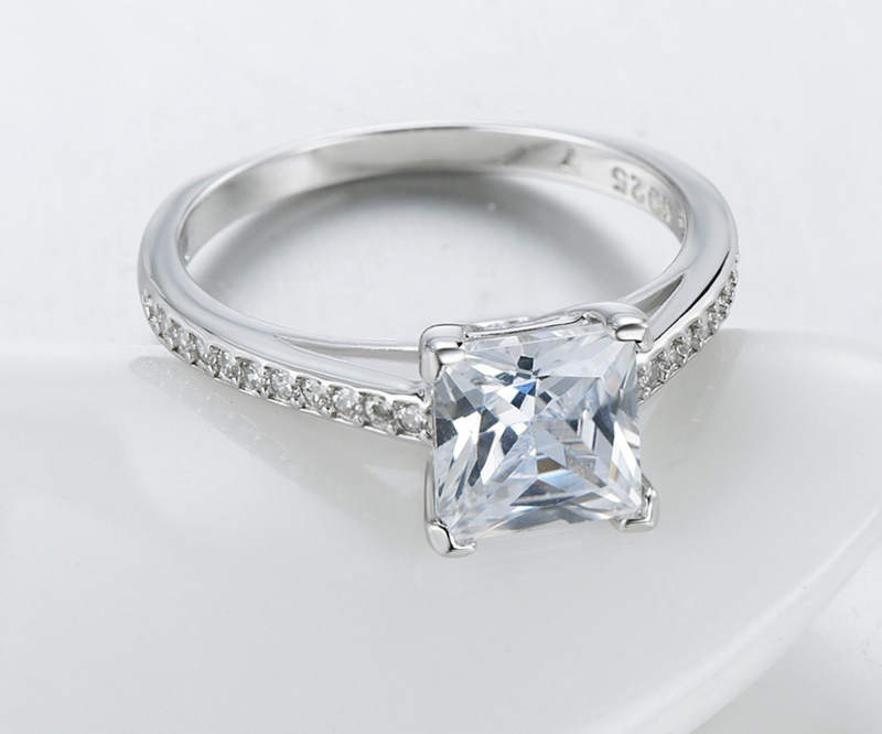 Classic Luxury Platinum-Plated Silver Ring with Sparkling Diamond