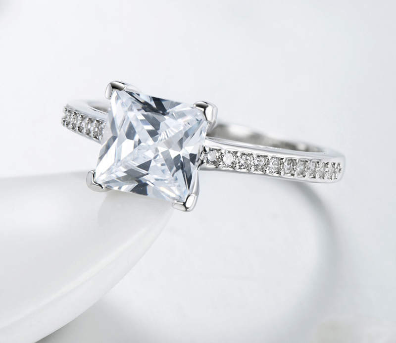 Classic Luxury Platinum-Plated Silver Ring with Sparkling Diamond